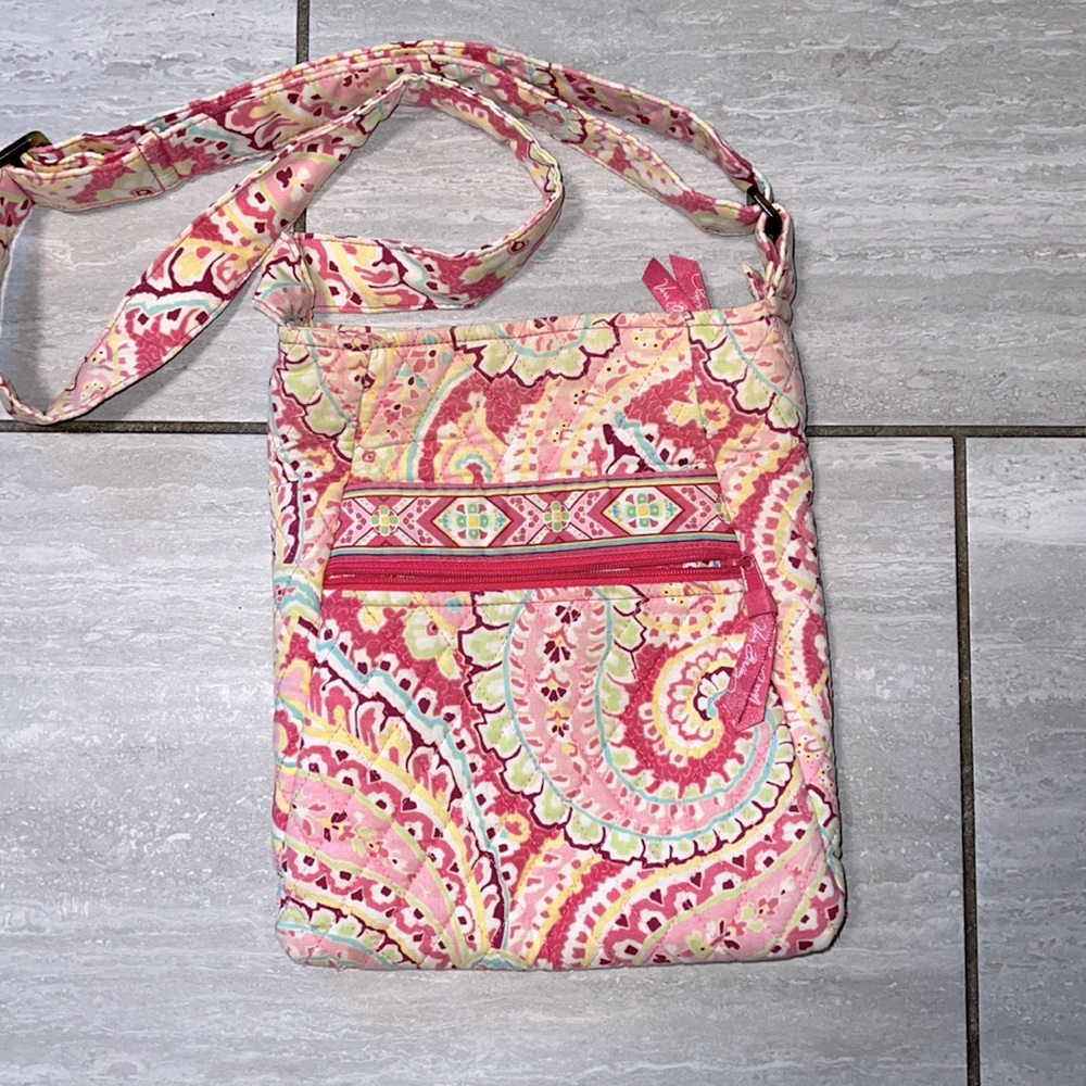 Great Condition Vera Bradley quilted pink Cross Body purse-see pictures  $15